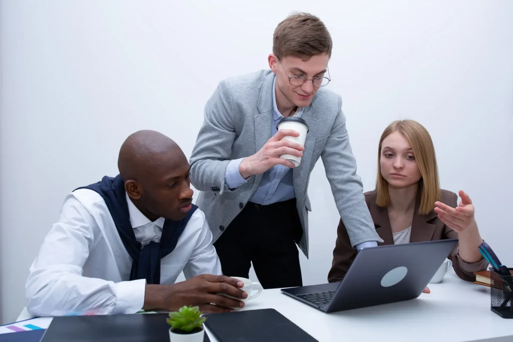 ¿Qué es una asesoría en marketing? 4 equipo recibiendo asesoria en marketing