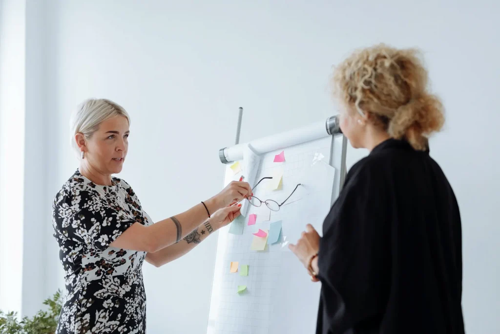 ¿Qué es un consultor en marketing? 7 consultor en marketing explicando conceptos