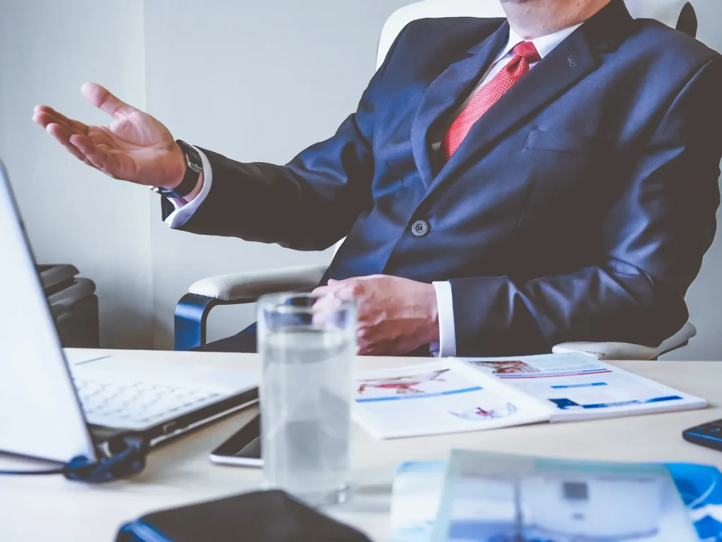 ¿Qué hace un consultor empresarial? - Funciones y Beneficios 1 consultor empresarial sentado en su oficina